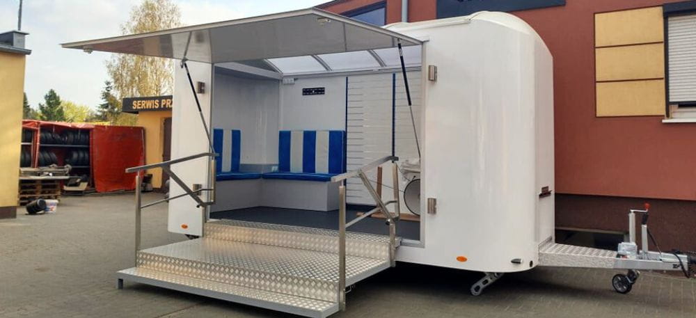 Advantages And Challenges Of Using Display And Retail Trailers